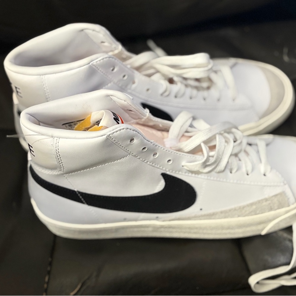 Like new (VNDS) Women’s Nike Blazer ‘77 size 10.5